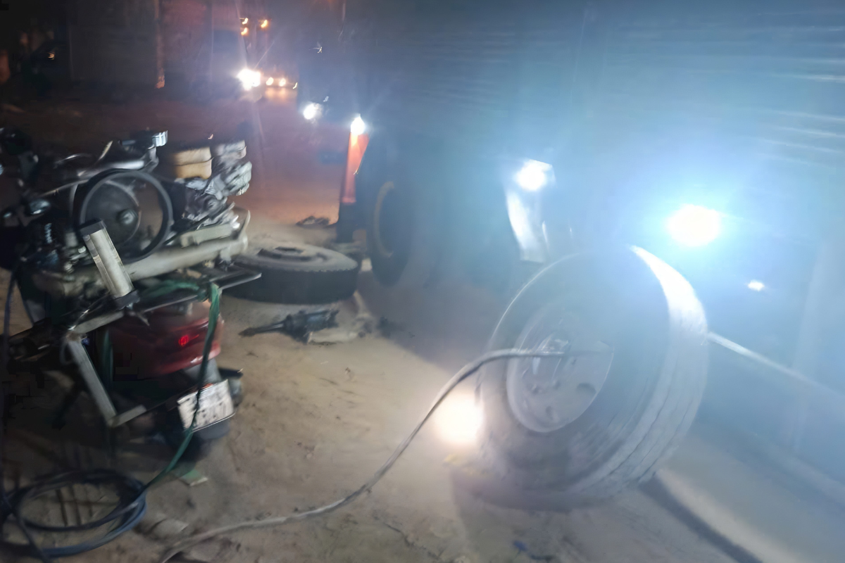 Gọi Là Tới: Vá Xe Tải Ngã 4 Bình Thái Siêu Tốc, Trực 24/7